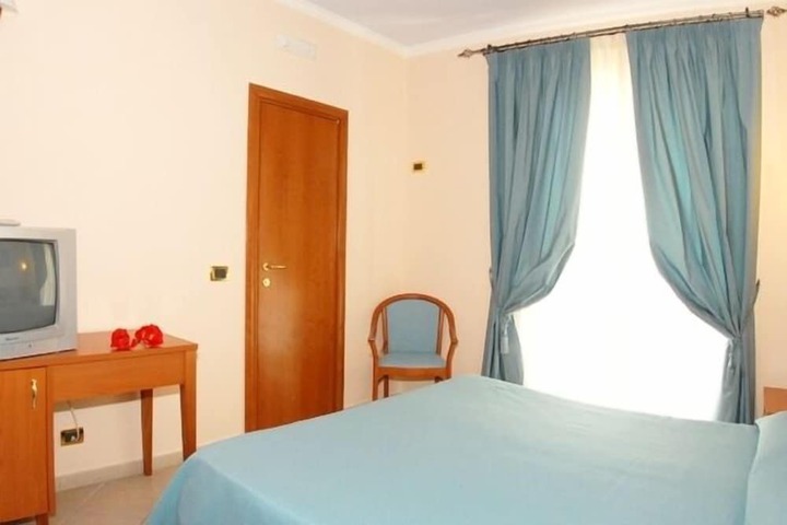 Room 6 of 38