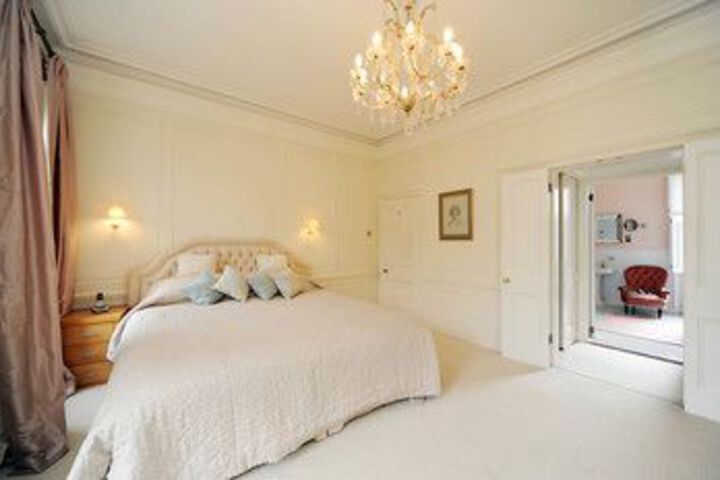 Room 10 of 27
