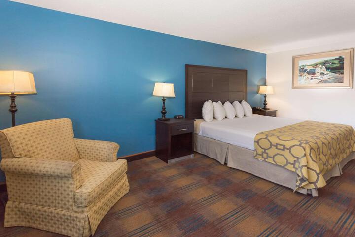 1 King Bed (8 of 13)