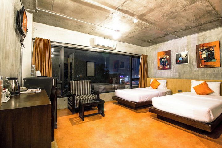 Room 10 of 28