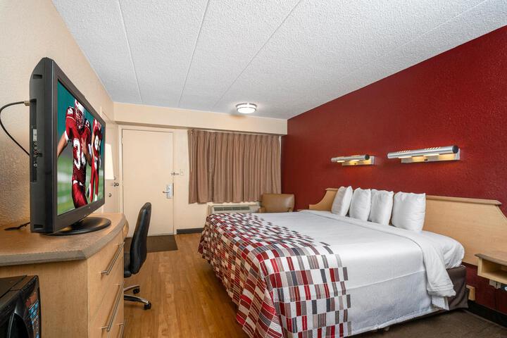 Deluxe King Bed Accessible (21 of 24)