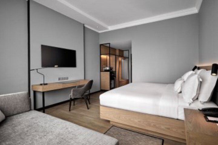 Room 10 of 48