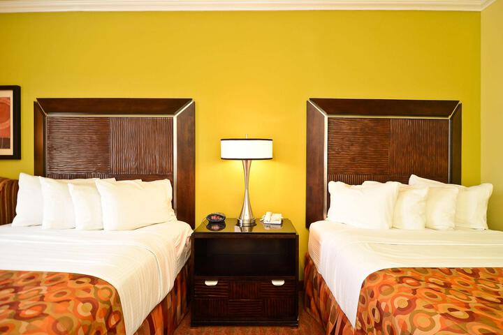 2 Queen Beds (2 of 6)
