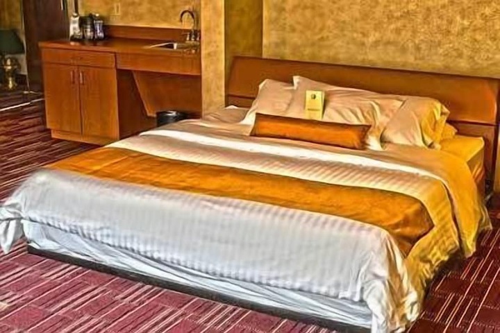 1 King Bed (8 of 8)