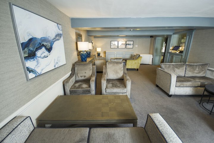 Lounge 84 of 97