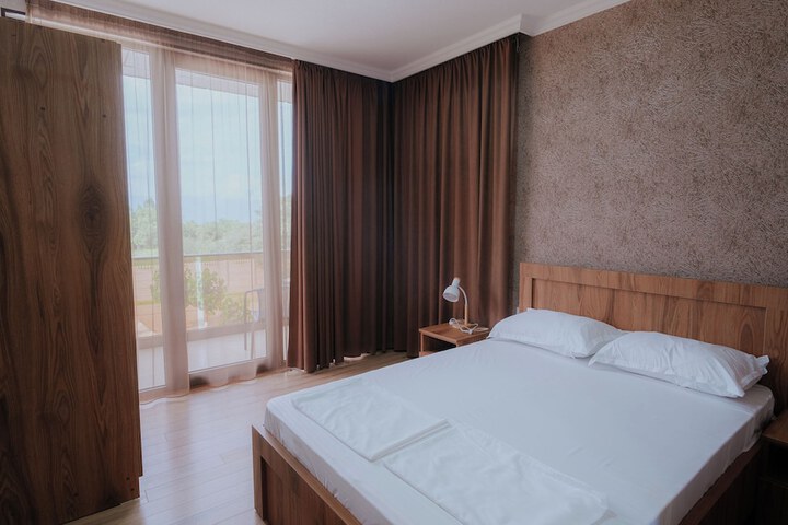 Room 10 of 28
