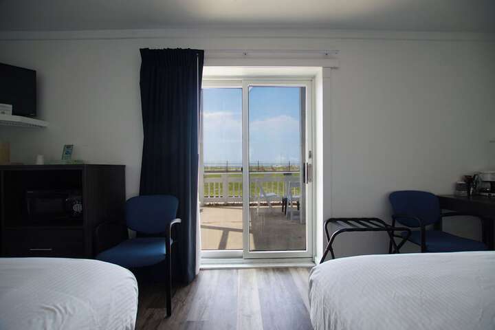 Economy Queen Bed Lake View Patio (2 of 82)