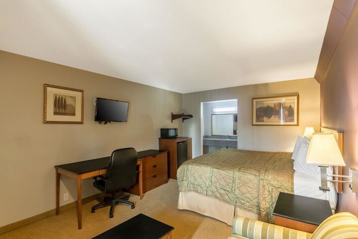 1 King Bed (4 of 8)