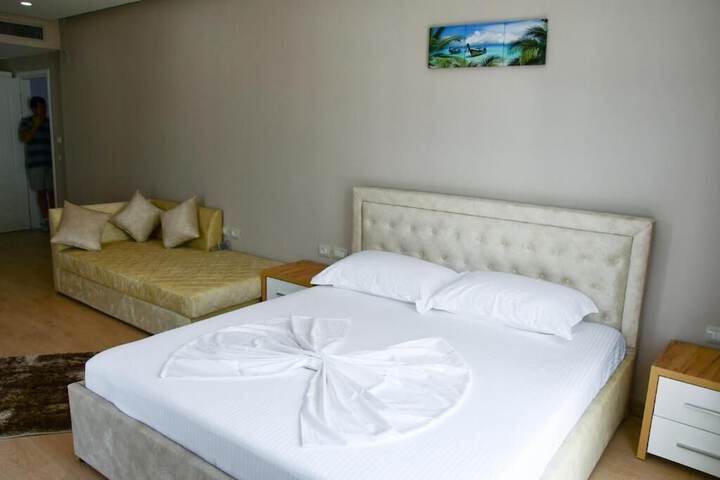 Room 8 of 33