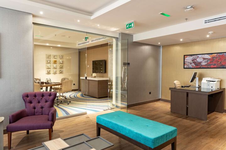 Lounge 128 of 157