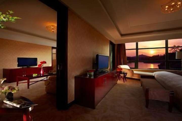 Room 26 of 40