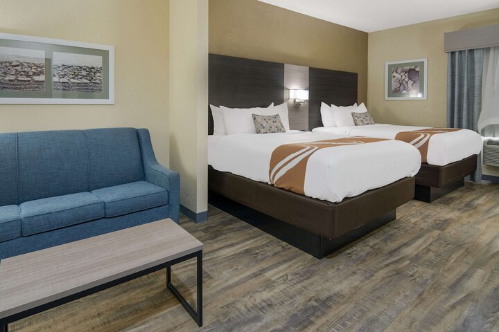 1 Queen Bed Accessible (25 of 26)