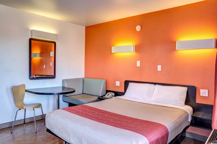 1 Queen Bed (4 of 10)