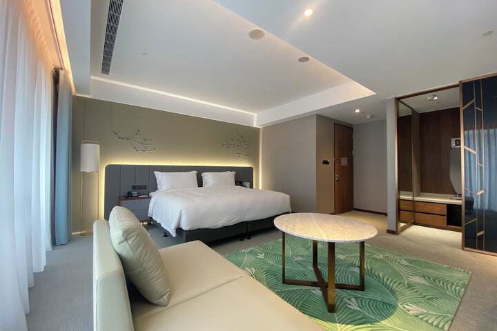 Room 27 of 83