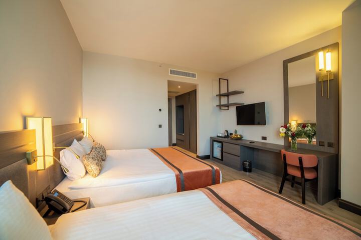 Room 16 of 38