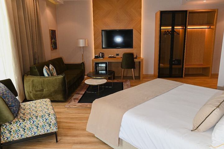 Room 8 of 136