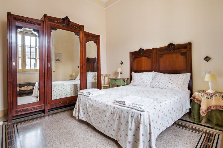 Room 4 of 16
