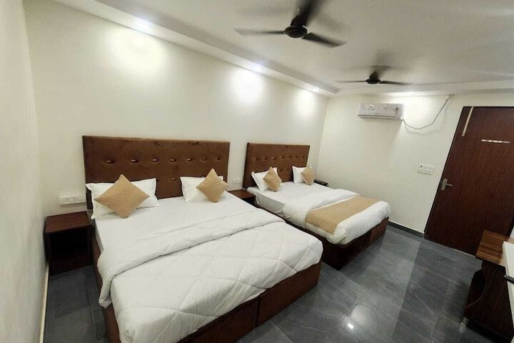 Room 9 of 14