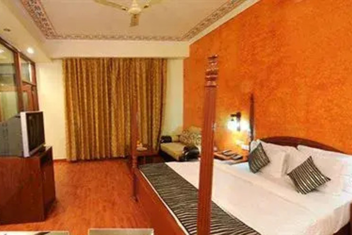 Room 5 of 12