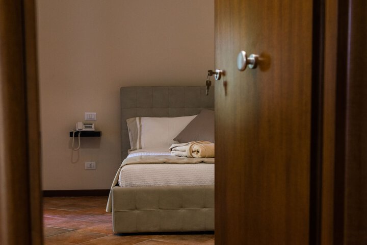 Room 6 of 38