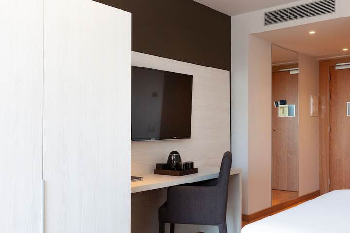 Room 9 of 37