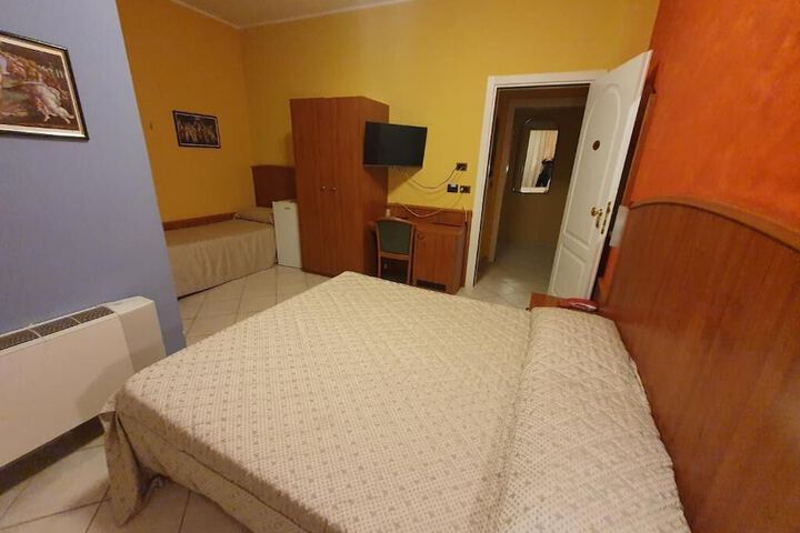 Room 9 of 31