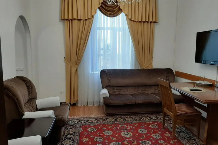 Room 5 of 18