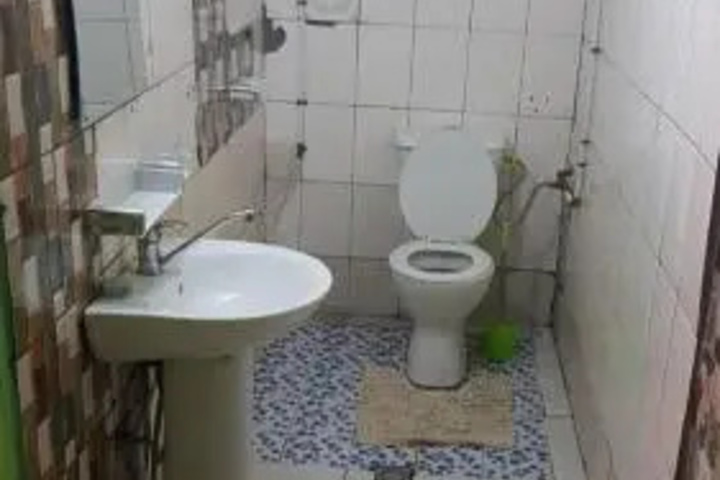 Room 7 of 12