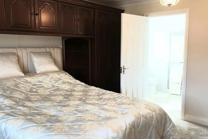 Room 4 of 16