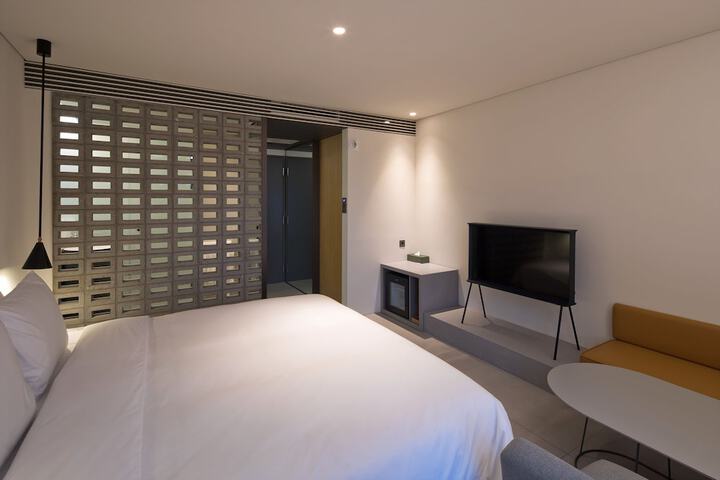 Room 11 of 11