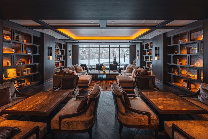 Lounge 110 of 122
