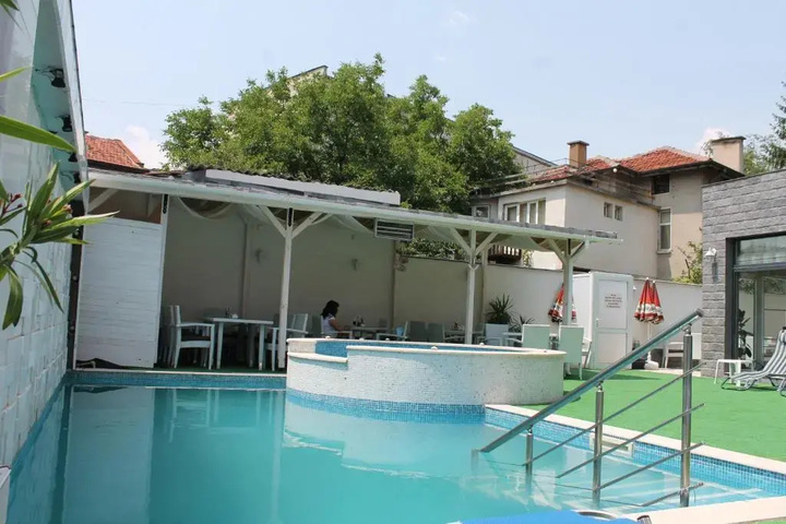 Pool 10 of 14