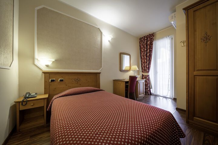 Room 46 of 100