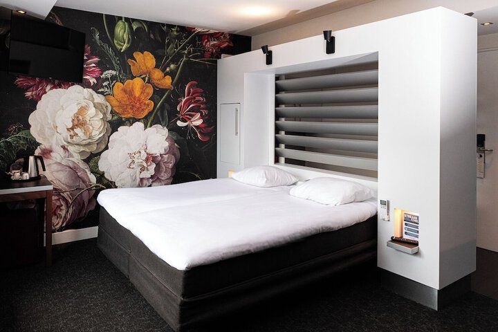 Room 32 of 68
