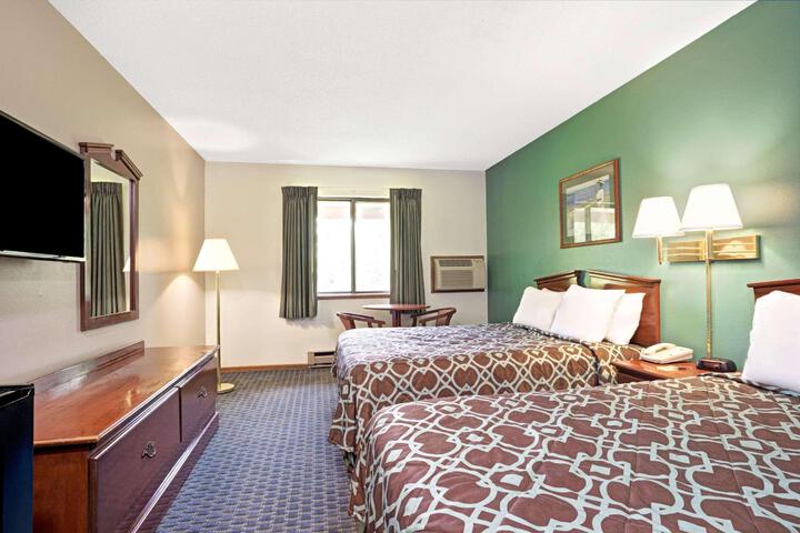 1 Queen Bed (2 of 8)