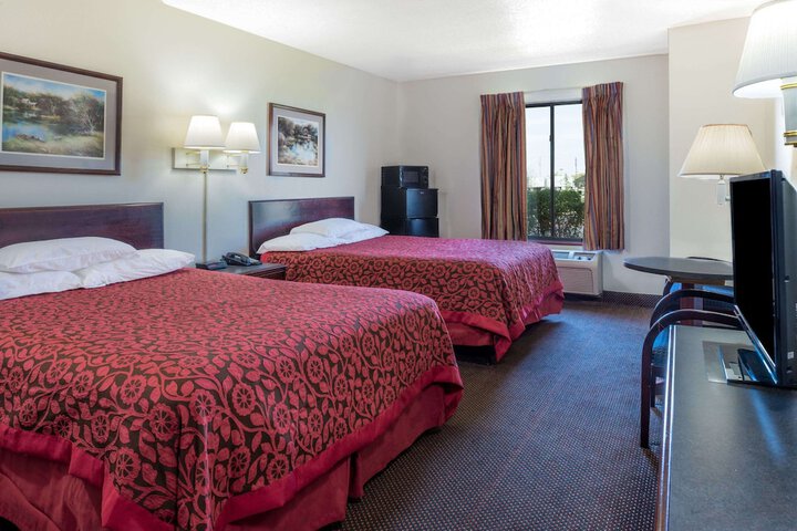 1 Queen Bed (4 of 9)