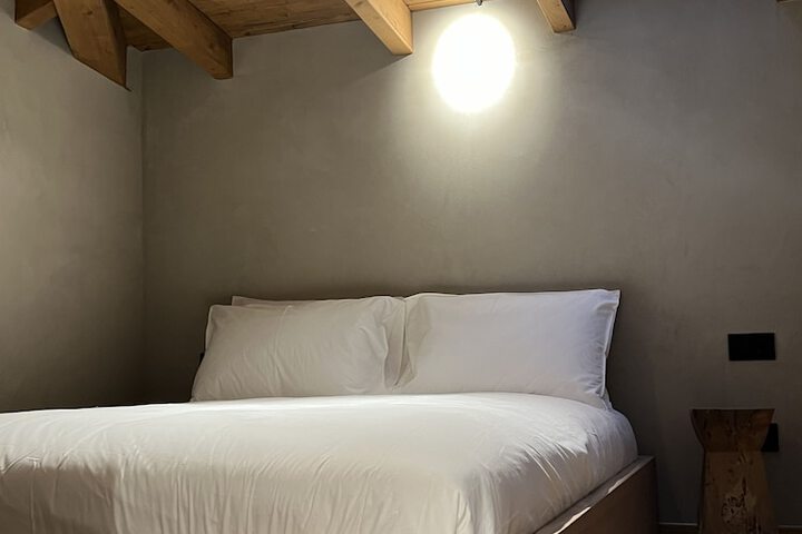 Room 5 of 93