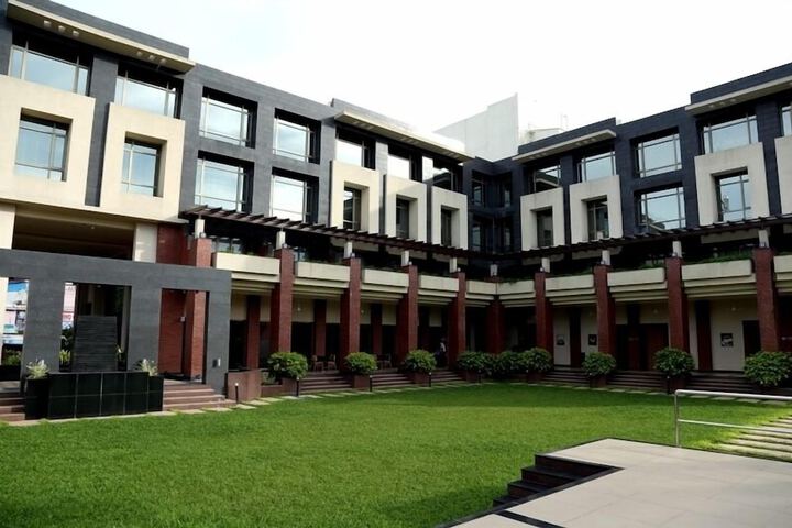 Hotel Exterior 23 of 24