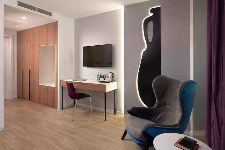 Room 12 of 106