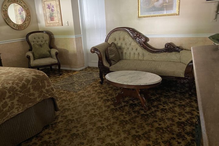 Deluxe King Bed (4 of 24)