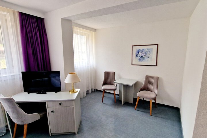 Room 6 of 17