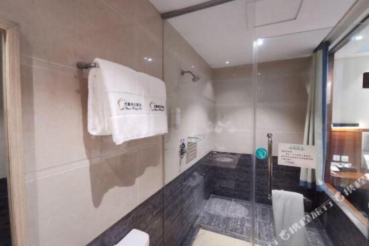 Phoenix Holiday Hotel