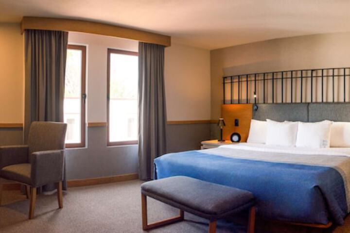 Room 8 of 90