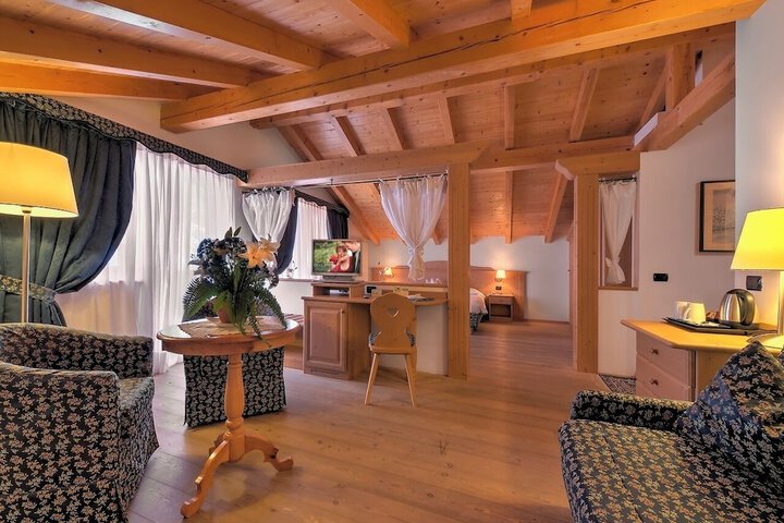Room 5 of 9
