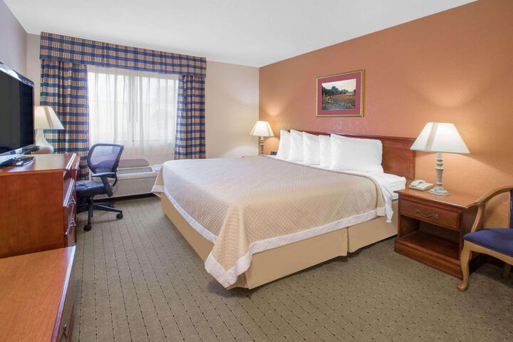 1 King Bed (2 of 13)