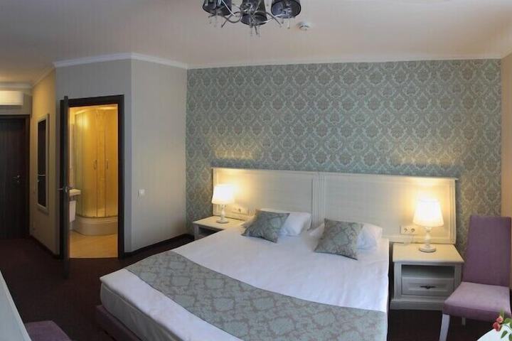 Room 7 of 33