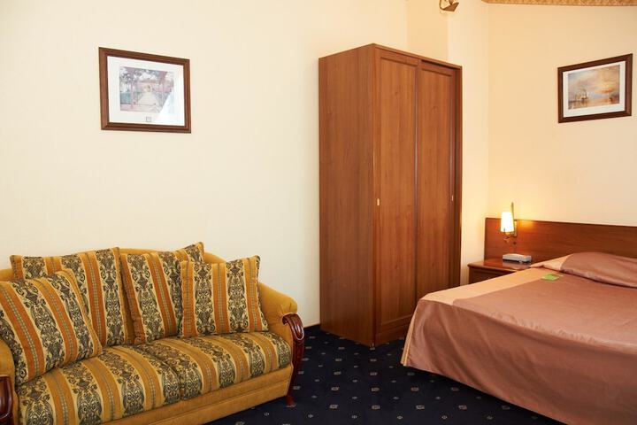 Room 4 of 105