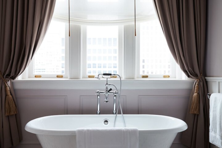 Deep soaking bathtub