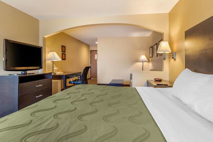 1 King Bed (3 of 14)