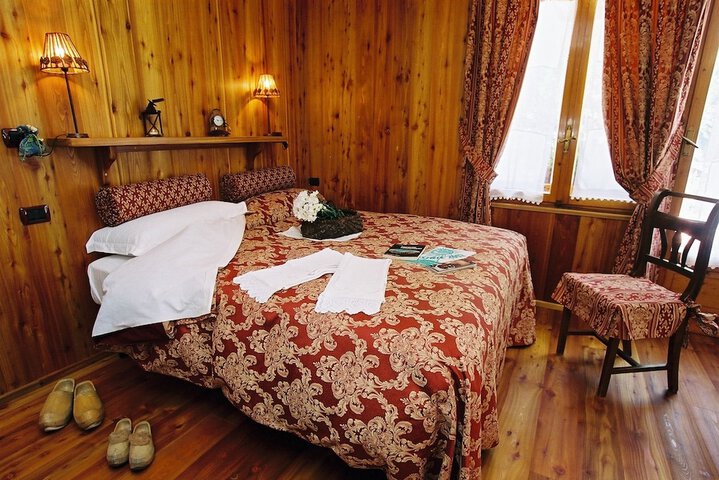 Room 2 of 18